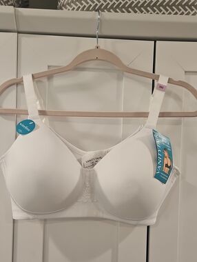 Vanity Fair White Full Coverage Wireless Bra. NWT. Size 38D.